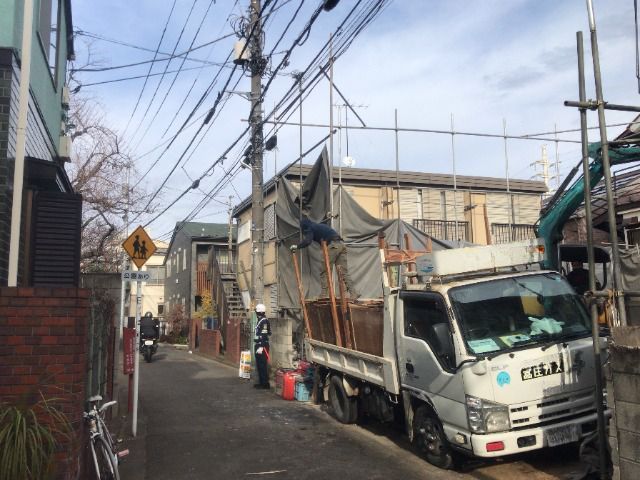軽量鉄骨造2階建て解体工事(東京都杉並区高円寺北)工事中の様子です。